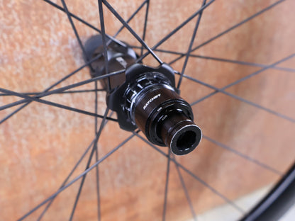 Laufrad/Laufradsatz von Dt Swiss, DT SWISS ERC 1600 DB 45 LAUFRADSATZ – CARBON / DISC / SRAM XDR vor USEDBIKES - OB.DE Hintergrund