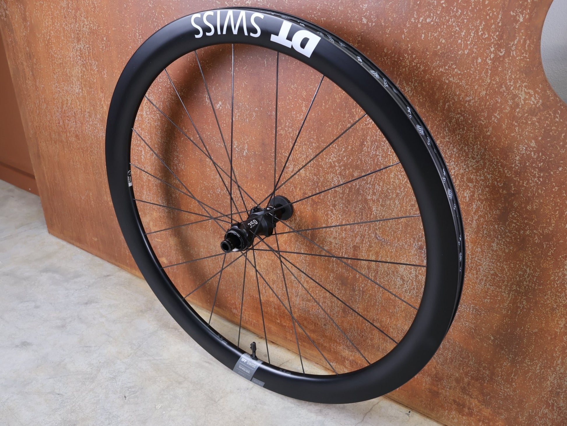 Laufrad/Laufradsatz von Dt Swiss, DT SWISS ERC 1600 DB 45 LAUFRADSATZ – CARBON / DISC / SRAM XDR vor USEDBIKES - OB.DE Hintergrund