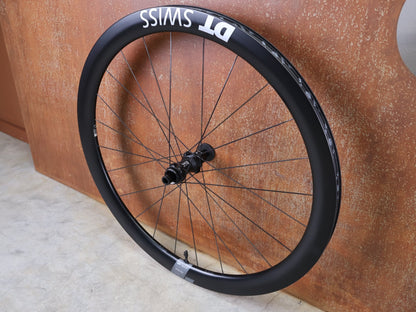 Laufrad/Laufradsatz von Dt Swiss, DT SWISS ERC 1600 DB 45 LAUFRADSATZ – CARBON / DISC / SRAM XDR vor USEDBIKES - OB.DE Hintergrund