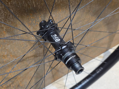 Laufrad/Laufradsatz von Dt Swiss, DT SWISS EXC 1501 SPLINE® ONE 30MM LAUFRADSATZ 29 ZOLL DISC vor USEDBIKES - OB.DE Hintergrund