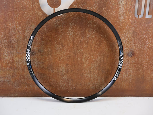 Zubehör von Dt Swiss, DT SWISS H 552 27 5 ZOLL MTB FELGE 30MM 36H 580G vor USEDBIKES-OB.DE Hintergrund