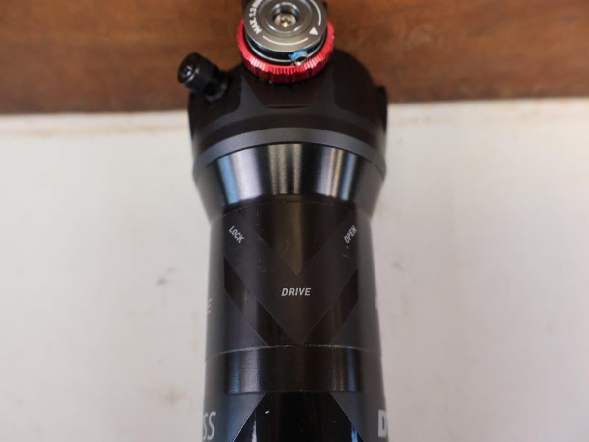 Federgabel & Dämpfer von Dt Swiss, DT SWISS R232 ONE TRUNNION DÄMPFER 165X40 MM REMOTE vor USEDBIKES-OB.DE Hintergrund