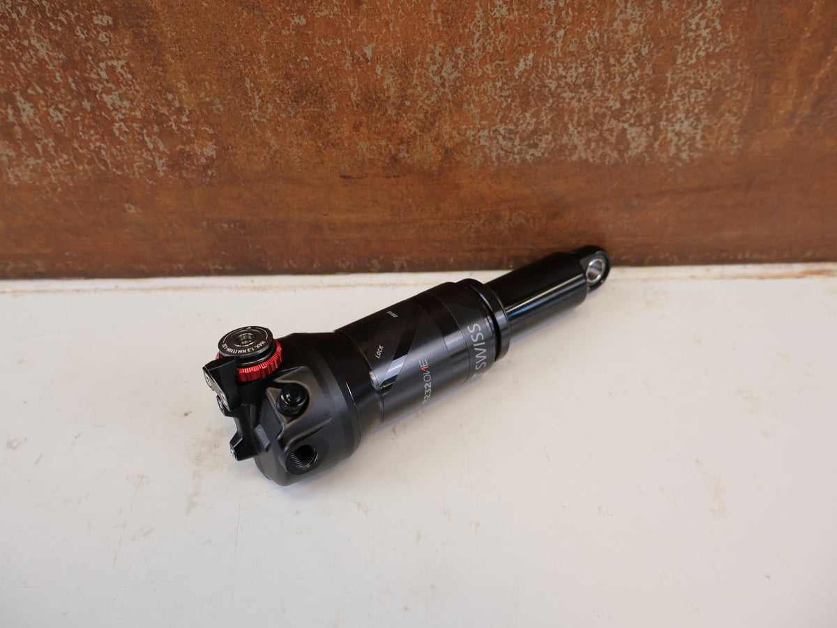 Federgabel & Dämpfer von Dt Swiss, DT SWISS R232 ONE TRUNNION DÄMPFER 165X40 MM REMOTE vor USEDBIKES-OB.DE Hintergrund