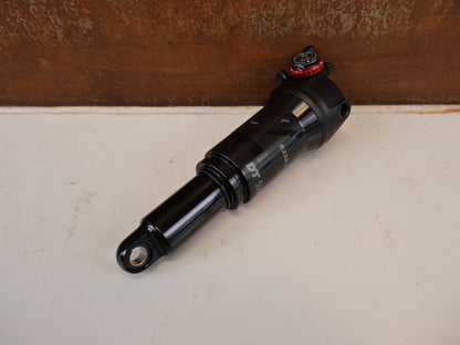 Federgabel & Dämpfer von Dt Swiss, DT SWISS R232 ONE TRUNNION DÄMPFER 165X40 MM REMOTE vor USEDBIKES-OB.DE Hintergrund
