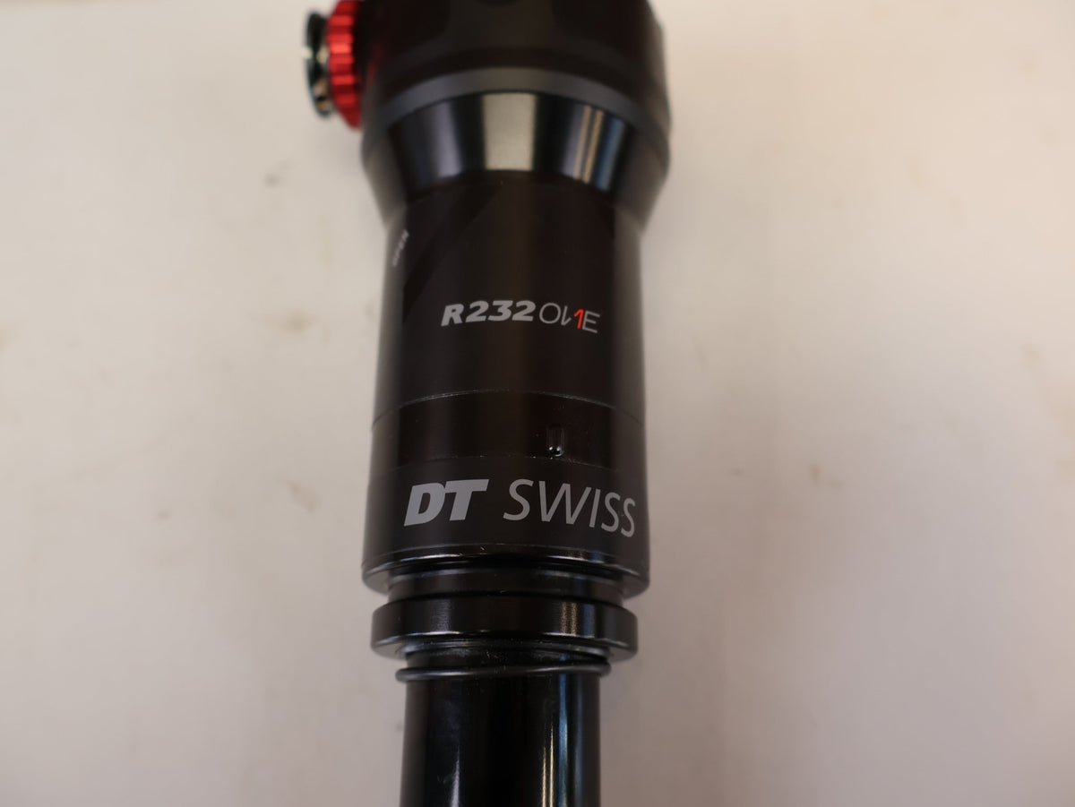 Federgabel & Dämpfer von Dt Swiss, DT SWISS R232 ONE TRUNNION DÄMPFER 165X40 MM REMOTE vor USEDBIKES-OB.DE Hintergrund
