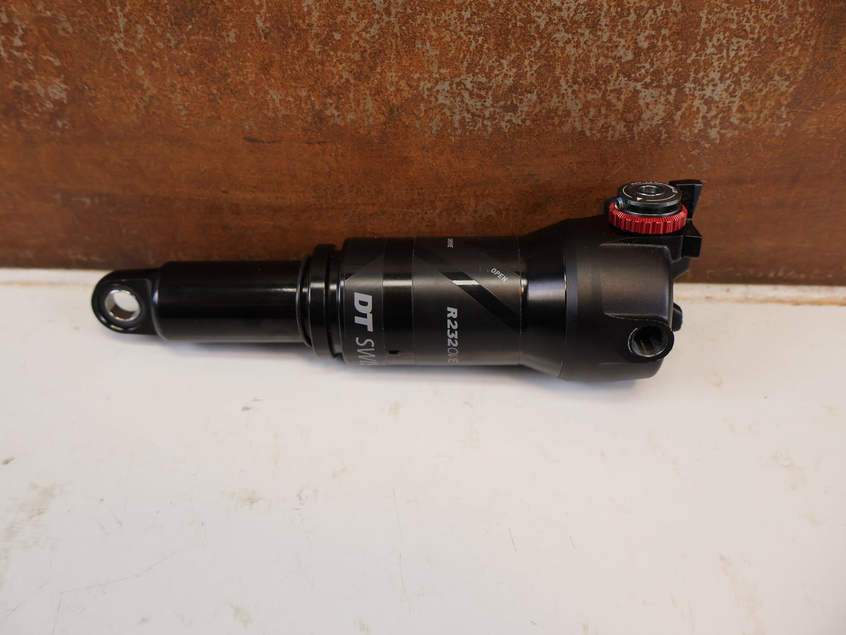 Federgabel & Dämpfer von Dt Swiss, DT SWISS R232 ONE TRUNNION DÄMPFER 165X40 MM REMOTE vor USEDBIKES-OB.DE Hintergrund