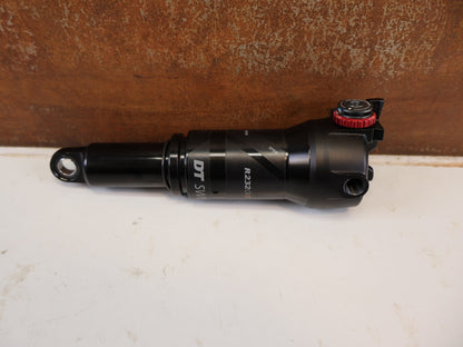 Federgabel & Dämpfer von Dt Swiss, DT SWISS R232 ONE TRUNNION DÄMPFER 165X40 MM REMOTE vor USEDBIKES-OB.DE Hintergrund