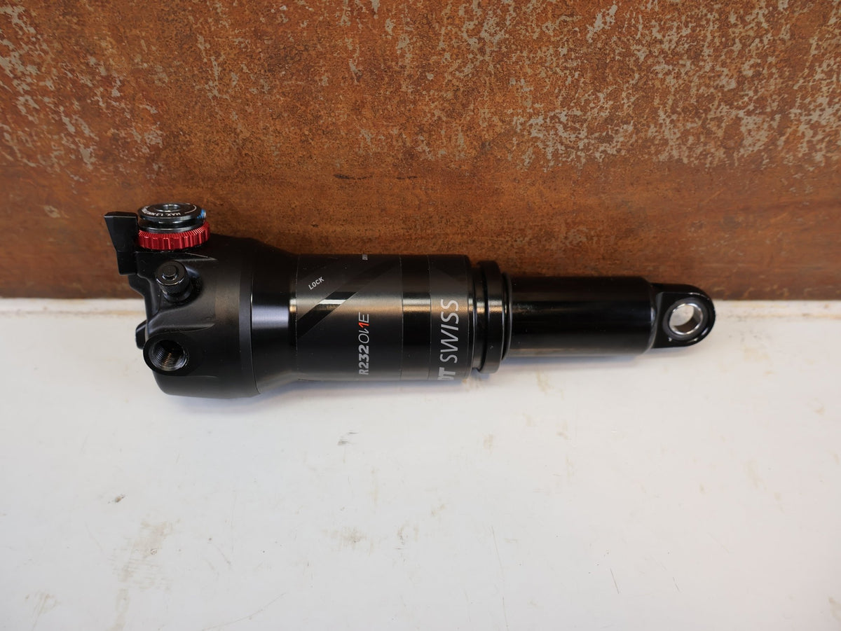 Federgabel & Dämpfer von Dt Swiss, DT SWISS R232 ONE TRUNNION DÄMPFER 165X40 MM REMOTE vor USEDBIKES-OB.DE Hintergrund