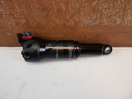 Federgabel & Dämpfer von Dt Swiss, DT SWISS R232 ONE TRUNNION DÄMPFER 165X40 MM REMOTE vor USEDBIKES-OB.DE Hintergrund