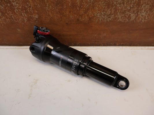 Federgabel & Dämpfer von Dt Swiss, DT SWISS R232 ONE TRUNNION DÄMPFER 165X40 MM REMOTE vor USEDBIKES-OB.DE Hintergrund