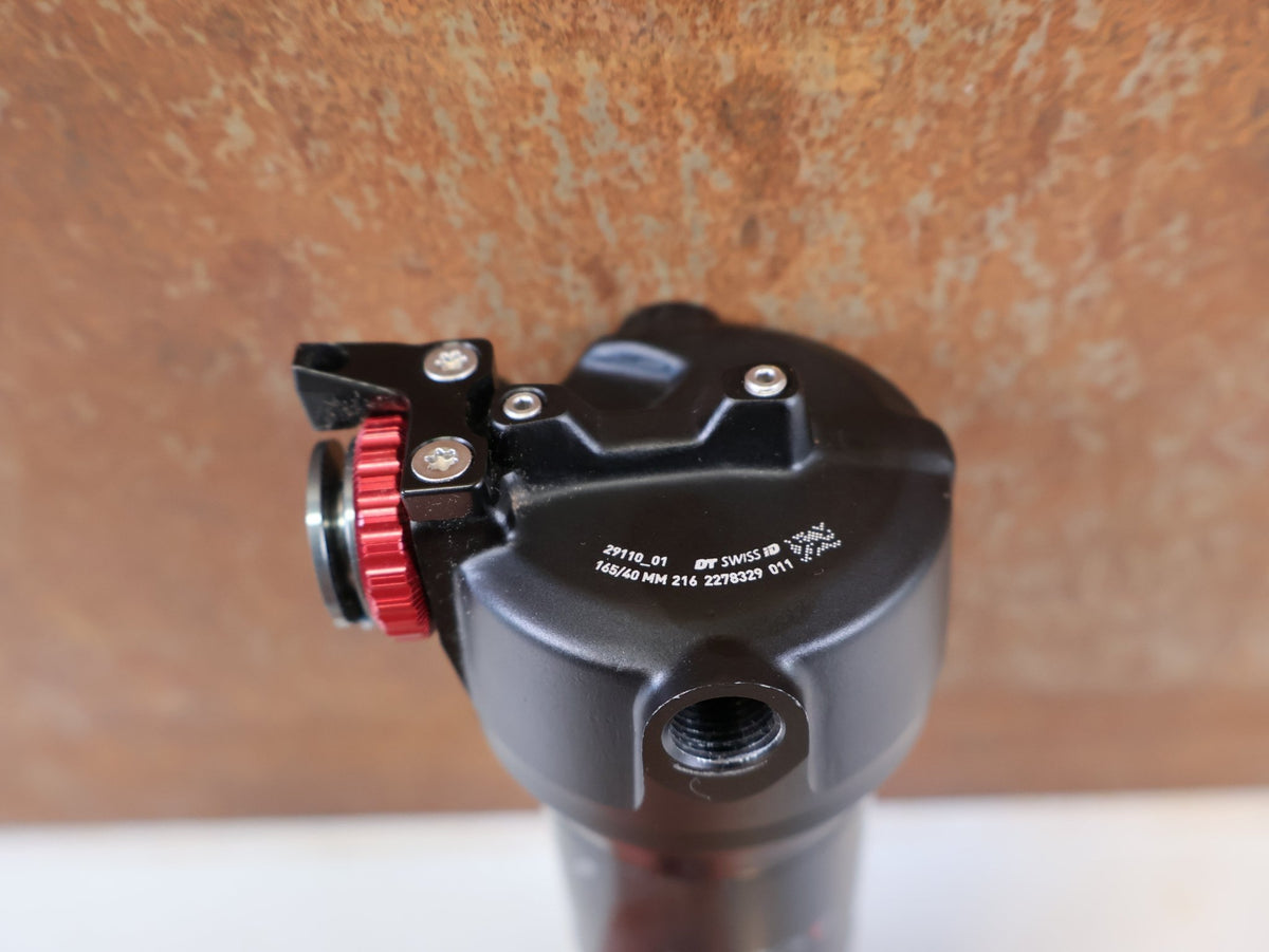 Federgabel & Dämpfer von Dt Swiss, DT SWISS R232 ONE TRUNNION DÄMPFER 165X40 MM REMOTE vor USEDBIKES-OB.DE Hintergrund