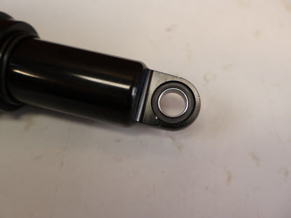 Federgabel & Dämpfer von Dt Swiss, DT SWISS R232 ONE TRUNNION DÄMPFER 165X40 MM REMOTE vor USEDBIKES-OB.DE Hintergrund