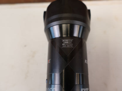 Federgabel & Dämpfer von Dt Swiss, DT SWISS R232 ONE TRUNNION DÄMPFER 165X40 MM REMOTE vor USEDBIKES-OB.DE Hintergrund