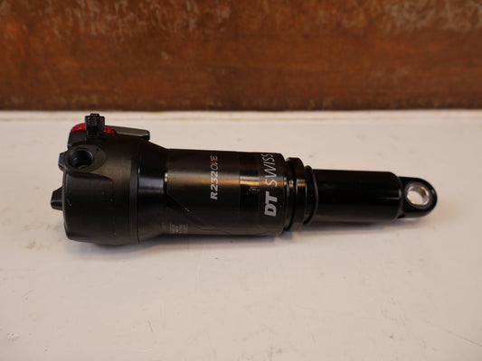Federgabel & Dämpfer von Dt Swiss, DT SWISS R232 ONE TRUNNION DÄMPFER 165X45 MM MANUELL vor USEDBIKES-OB.DE Hintergrund