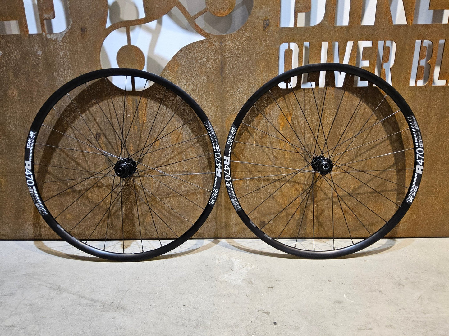 Laufrad/Laufradsatz von Dt Swiss, DT SWISS R470 SHIMANO TC500 LAUFRADSATZ DISC in variant_title vor USEDBIKES - OB.DE Hintergrund