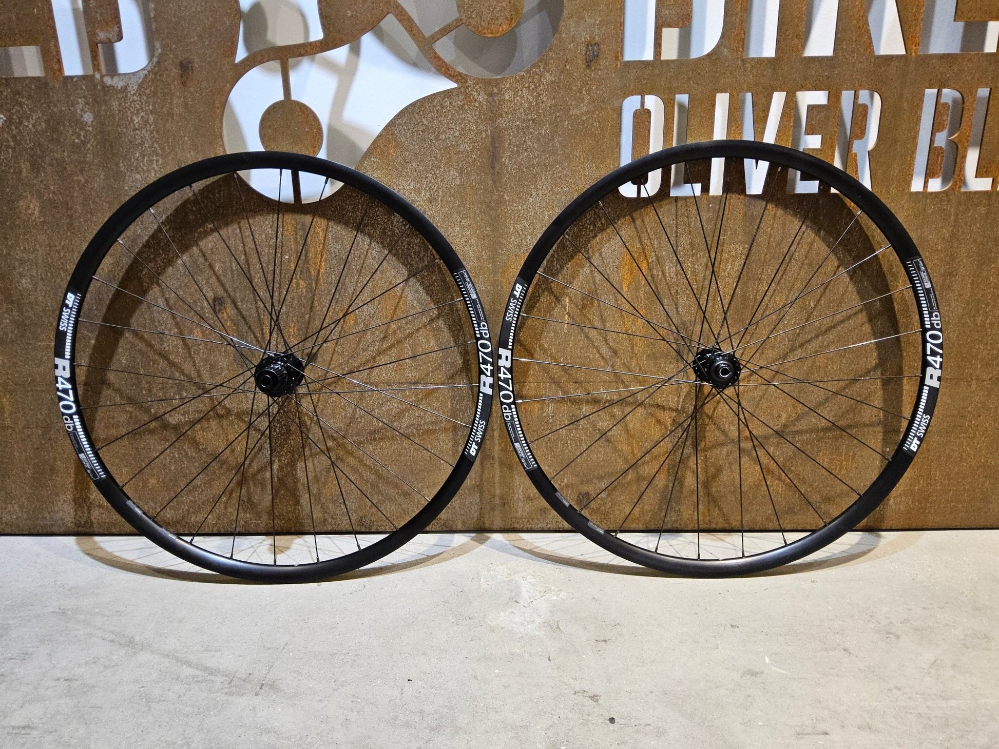 Laufrad/Laufradsatz von Dt Swiss, DT SWISS R470 SHIMANO TC500 LAUFRADSATZ DISC in variant_title vor USEDBIKES - OB.DE Hintergrund