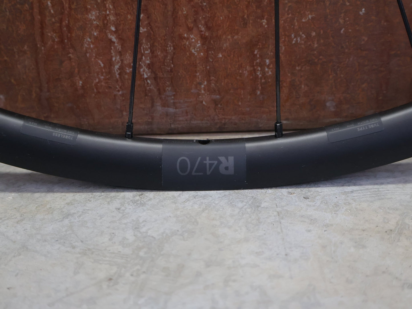 Laufrad/Laufradsatz von Dt Swiss, DT SWISS R470 SPECIALIZED LAUFRADSATZ DISC vor USEDBIKES - OB.DE Hintergrund