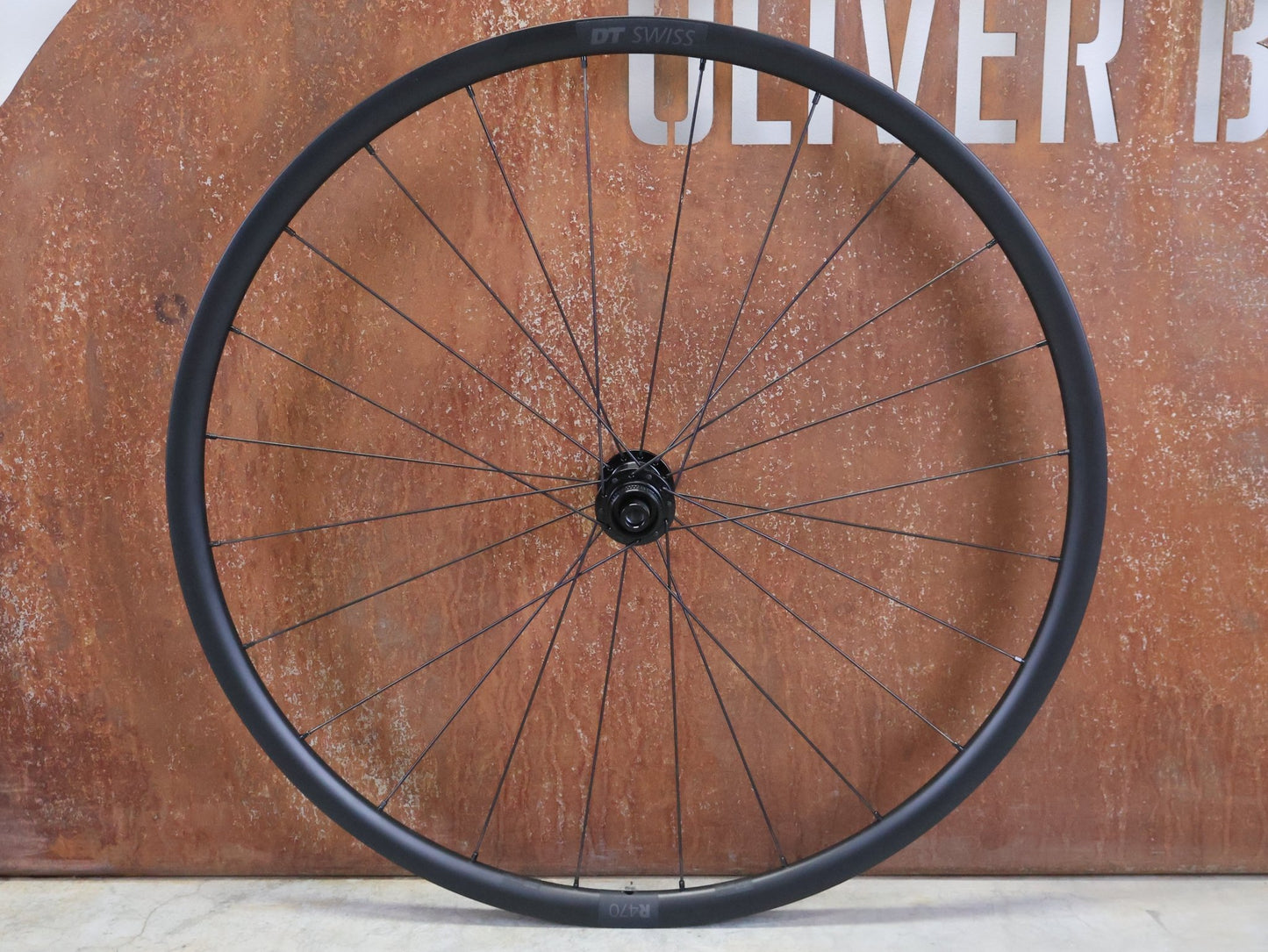 Laufrad/Laufradsatz von Dt Swiss, DT SWISS R470 SPECIALIZED LAUFRADSATZ DISC vor USEDBIKES - OB.DE Hintergrund