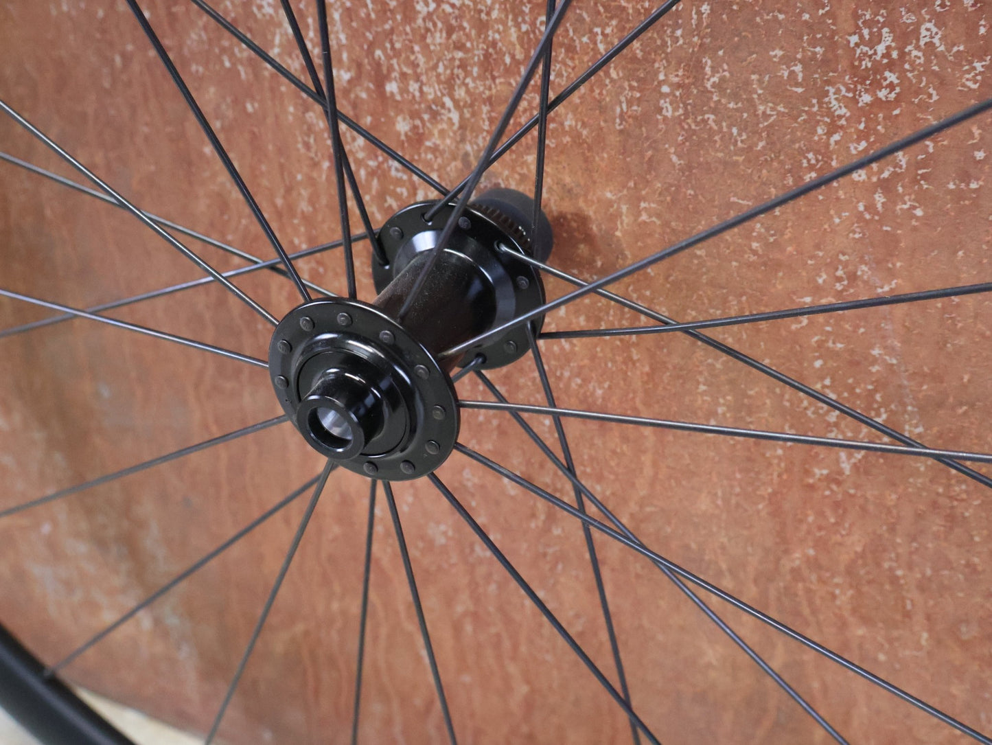 Laufrad/Laufradsatz von Dt Swiss, DT SWISS R470 SPECIALIZED LAUFRADSATZ DISC vor USEDBIKES - OB.DE Hintergrund