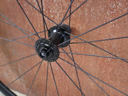 Laufrad/Laufradsatz von Dt Swiss, DT SWISS R470 SPECIALIZED LAUFRADSATZ DISC vor USEDBIKES - OB.DE Hintergrund