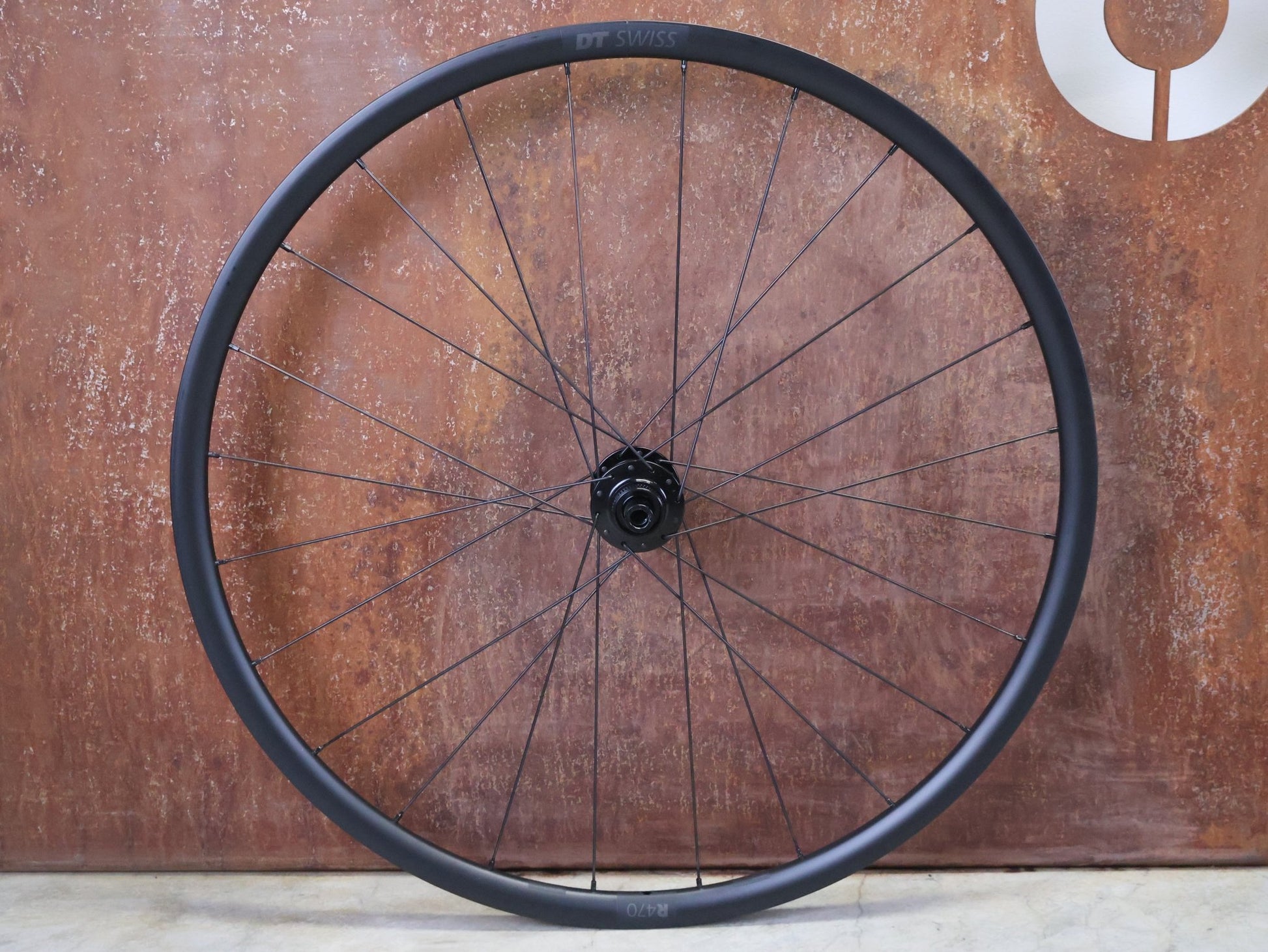 Laufrad/Laufradsatz von Dt Swiss, DT SWISS R470 SPECIALIZED LAUFRADSATZ DISC vor USEDBIKES - OB.DE Hintergrund