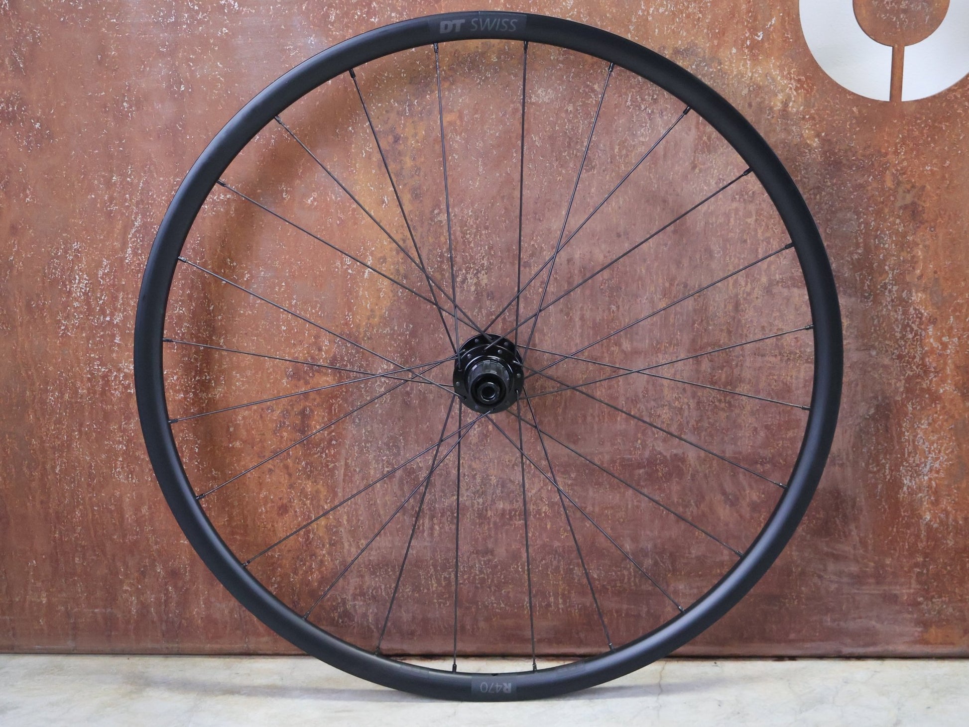 Laufrad/Laufradsatz von Dt Swiss, DT SWISS R470 SPECIALIZED LAUFRADSATZ DISC vor USEDBIKES - OB.DE Hintergrund