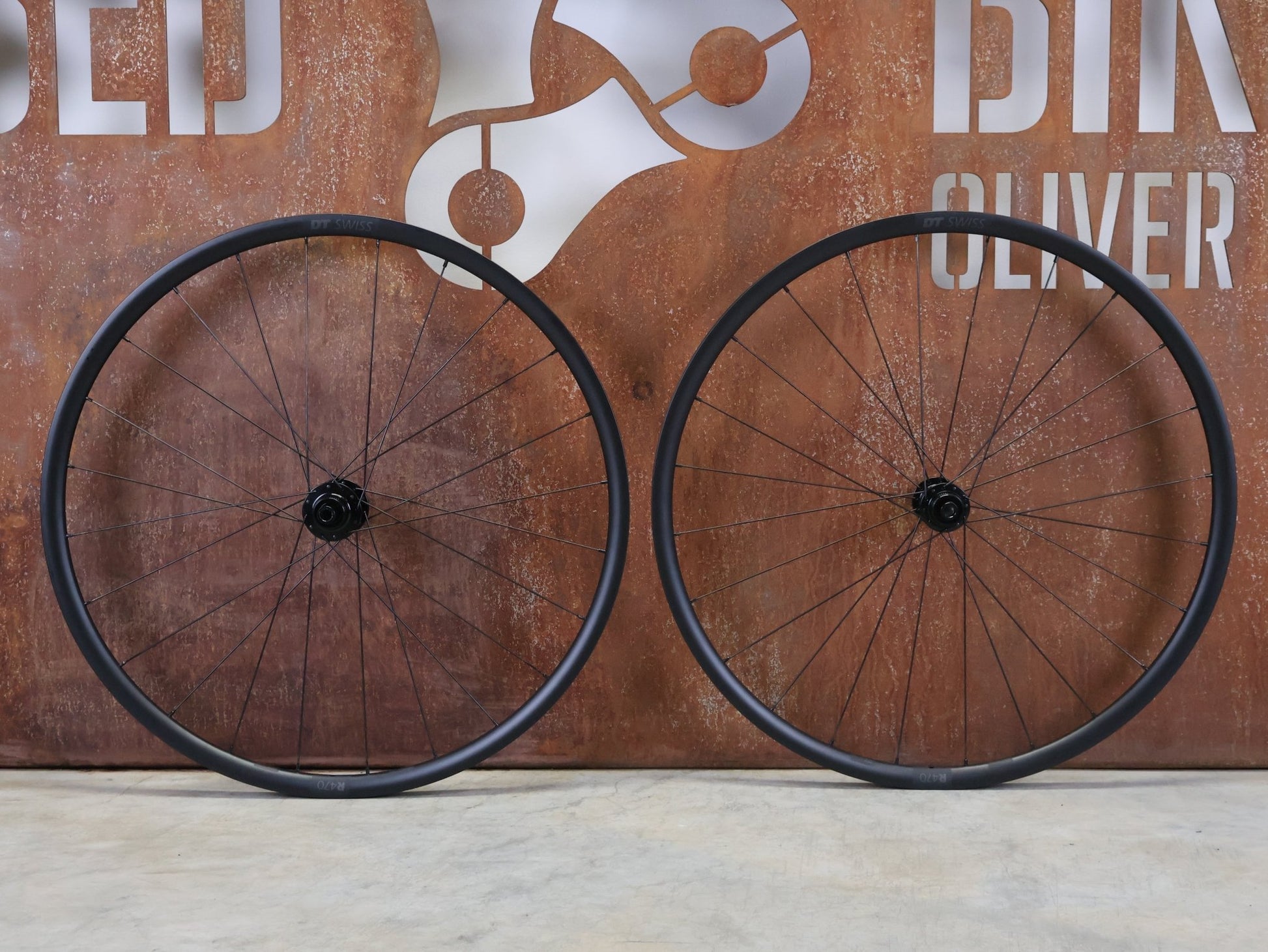 Laufrad/Laufradsatz von Dt Swiss, DT SWISS R470 SPECIALIZED LAUFRADSATZ DISC vor USEDBIKES - OB.DE Hintergrund