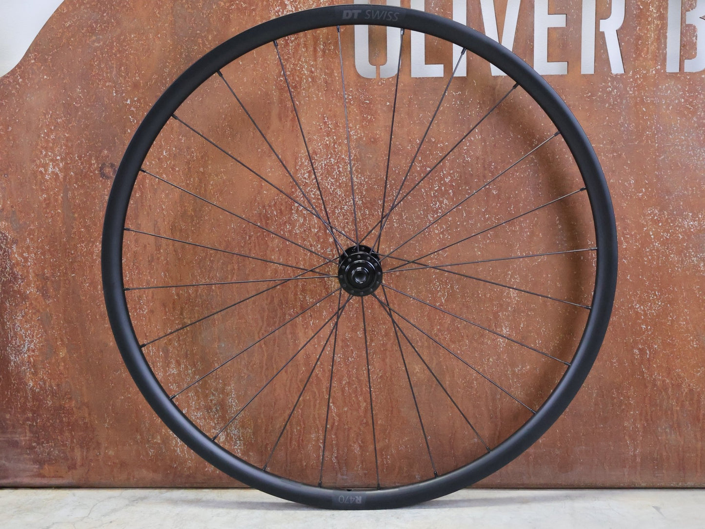 Laufrad/Laufradsatz von Dt Swiss, DT SWISS R470 SPECIALIZED LAUFRADSATZ DISC vor USEDBIKES - OB.DE Hintergrund