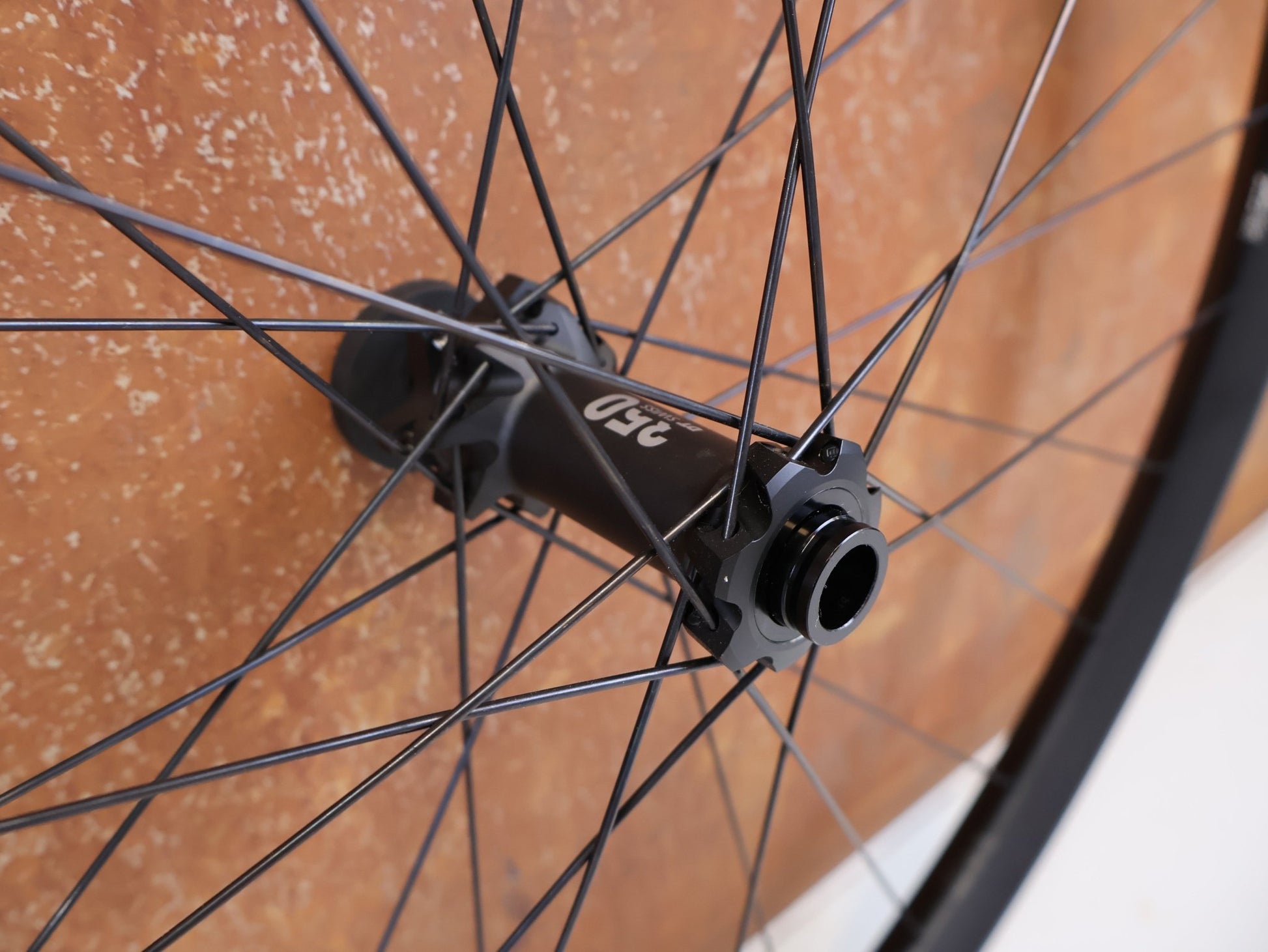 Laufrad/Laufradsatz von Dt Swiss, DT SWISS XM 1700 SPLINE 30 29 BOOST LAUFRADSATZ XD vor USEDBIKES-OB.DE Hintergrund