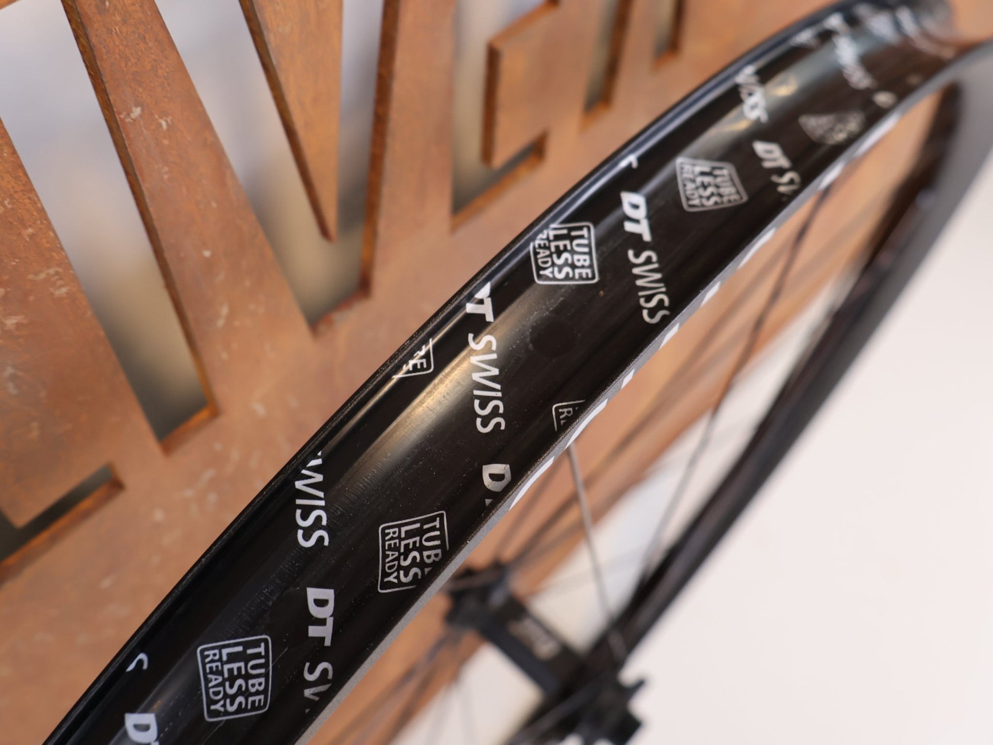 Laufrad/Laufradsatz von Dt Swiss, DT SWISS XM 1700 SPLINE 30 29 BOOST LAUFRADSATZ XD vor USEDBIKES-OB.DE Hintergrund