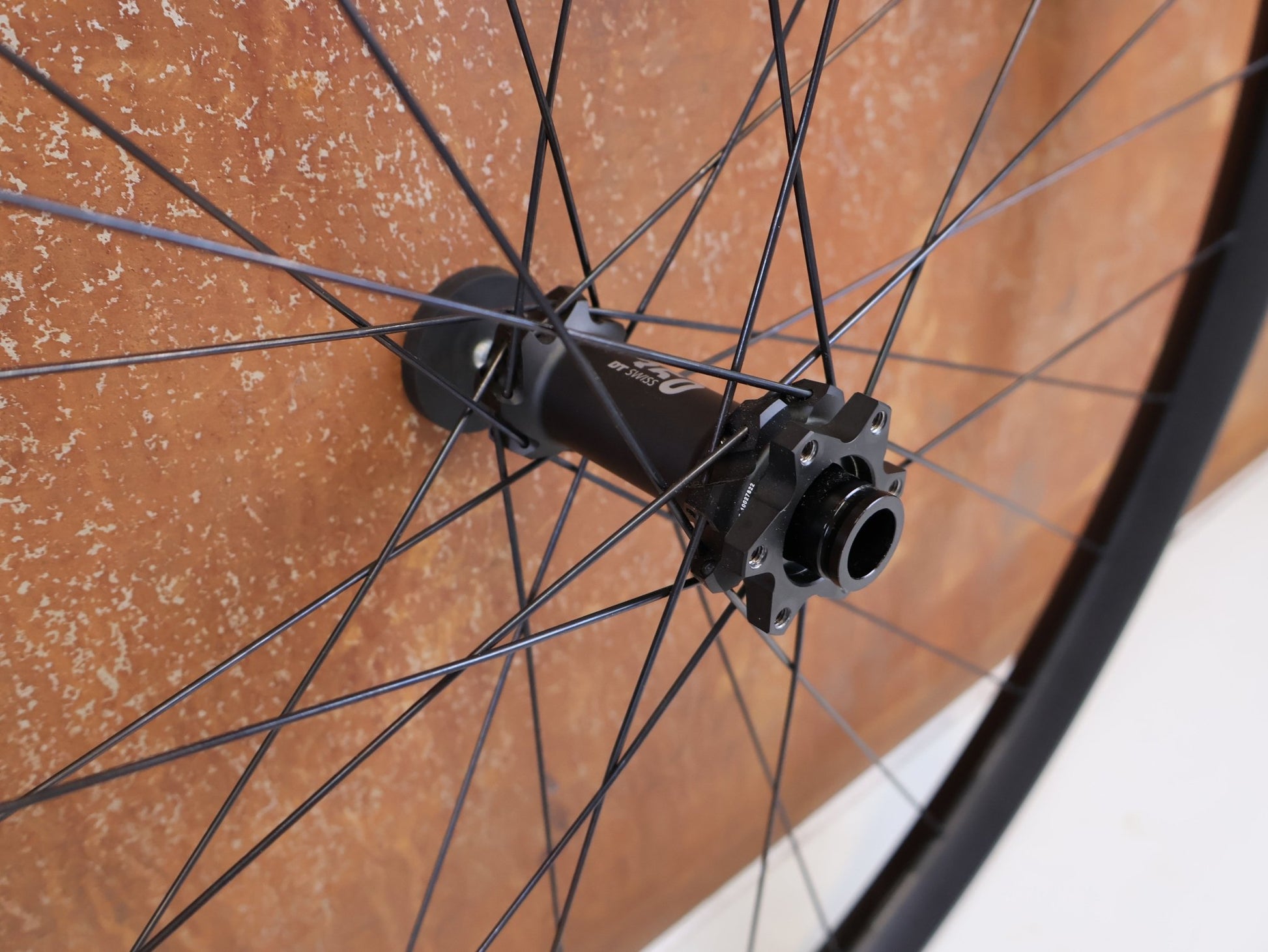 Laufrad/Laufradsatz von Dt Swiss, DT SWISS XM 1700 SPLINE 30 29 BOOST LAUFRADSATZ XD vor USEDBIKES-OB.DE Hintergrund