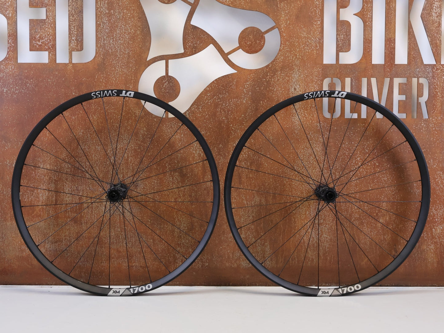Laufrad/Laufradsatz von Dt Swiss, DT SWISS XM 1700 SPLINE 30 29 BOOST LAUFRADSATZ XD vor USEDBIKES-OB.DE Hintergrund