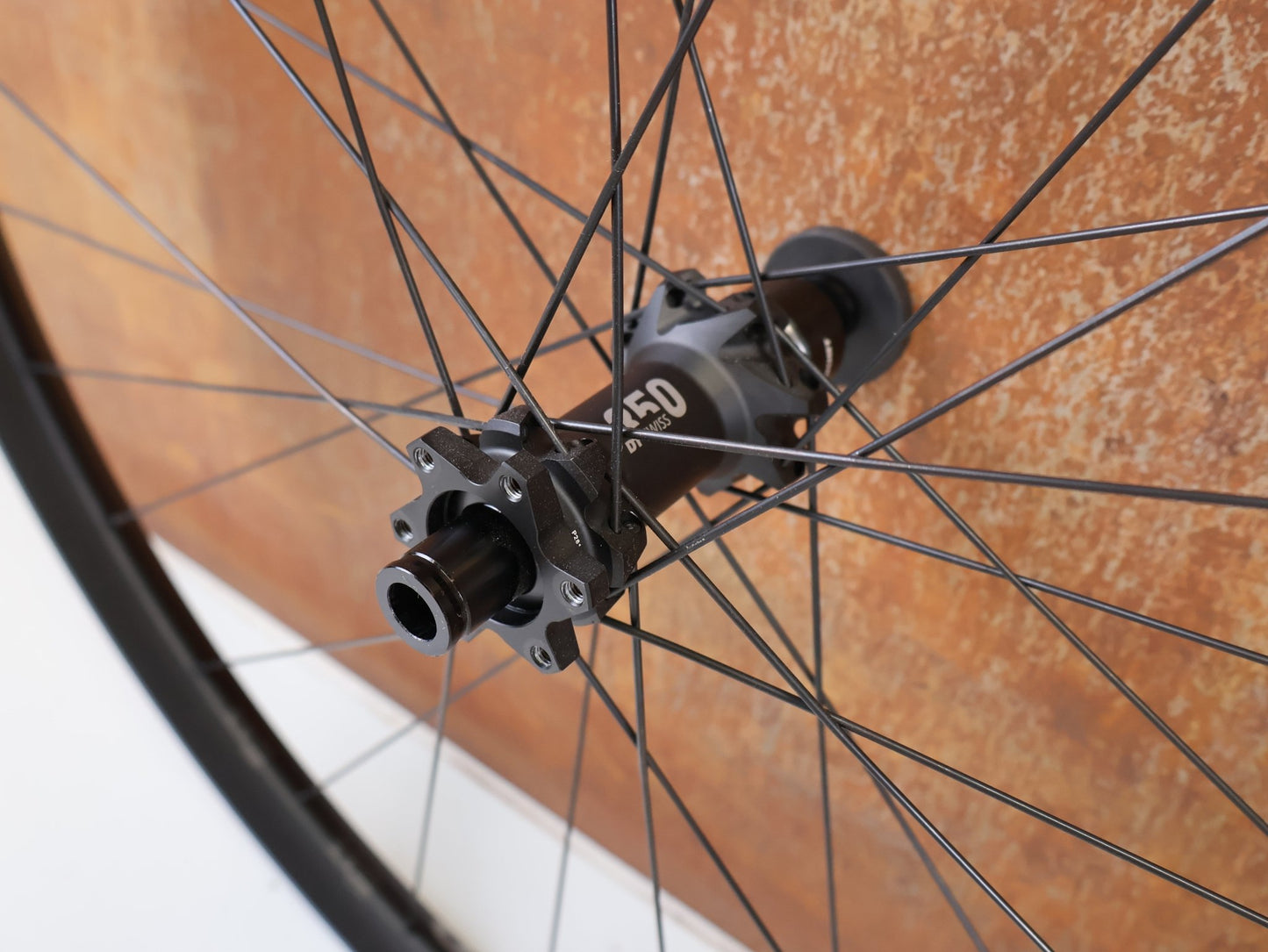 Laufrad/Laufradsatz von Dt Swiss, DT SWISS XM 1700 SPLINE 30 29 BOOST LAUFRADSATZ XD vor USEDBIKES-OB.DE Hintergrund