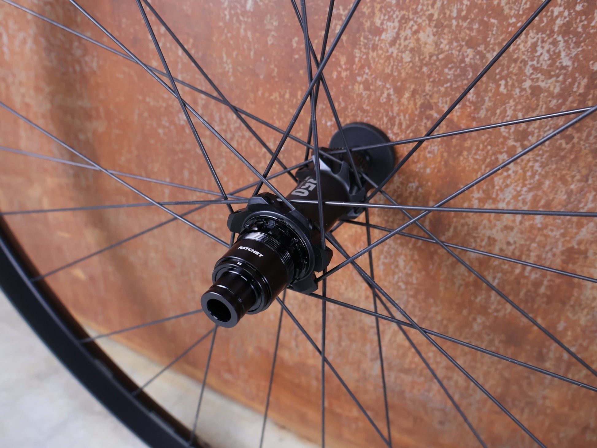 Laufrad/Laufradsatz von Dt Swiss, DT SWISS XM 1700 SPLINE 30 / ALL - MOUNTAIN LAUFRADSATZ / 29" BOOST / SRAM XD / 1904 G vor USEDBIKES - OB.DE Hintergrund