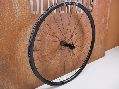 Laufrad/Laufradsatz von Dt Swiss, DT Swiss XRC 1200 Spline 29 Carbon Laufradsatz 25mm vor USEDBIKES-OB.DE Hintergrund