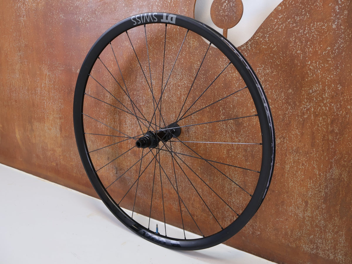 Laufrad/Laufradsatz von Dt Swiss, DT Swiss XRC 1200 Spline 29 Carbon Laufradsatz 25mm vor USEDBIKES-OB.DE Hintergrund