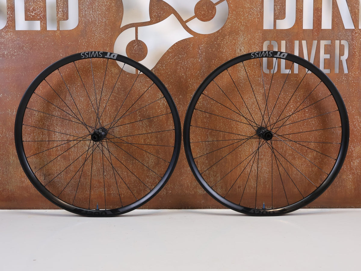 Laufrad/Laufradsatz von Dt Swiss, DT Swiss XRC 1200 Spline 29 Carbon Laufradsatz 25mm vor USEDBIKES-OB.DE Hintergrund