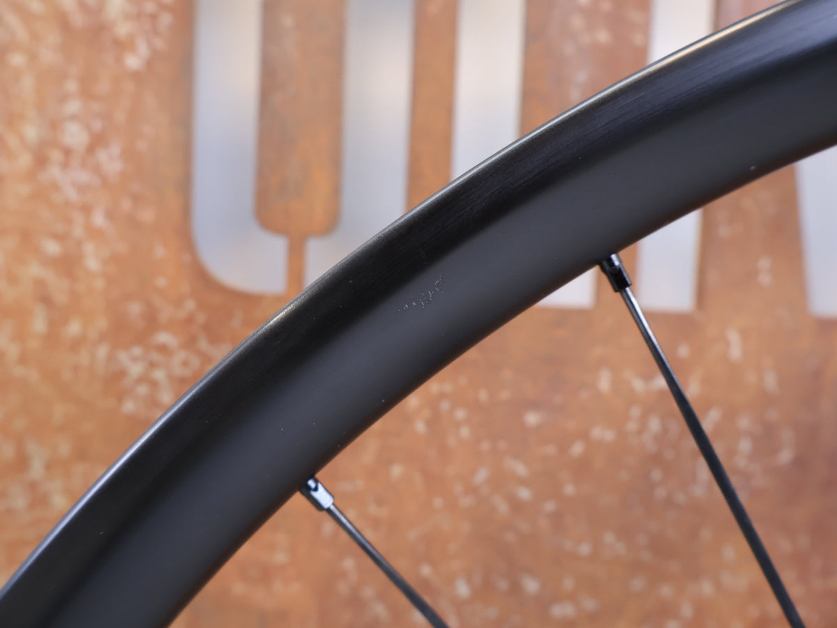 Laufrad/Laufradsatz von Dt Swiss, DT Swiss XRC 1200 Spline 29 Carbon Laufradsatz 25mm vor USEDBIKES-OB.DE Hintergrund