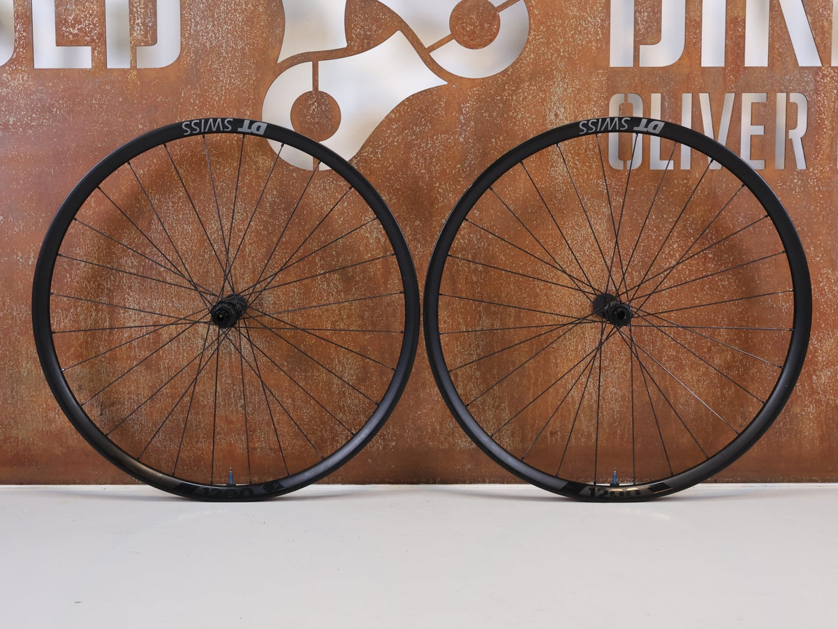 Laufrad/Laufradsatz von Dt Swiss, DT Swiss XRC 1200 Spline 29 Carbon Laufradsatz 25mm vor USEDBIKES-OB.DE Hintergrund