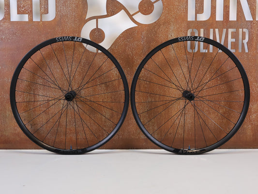 Laufrad/Laufradsatz von Dt Swiss, DT Swiss XRC 1200 Spline 29 Carbon Laufradsatz 25mm vor USEDBIKES-OB.DE Hintergrund
