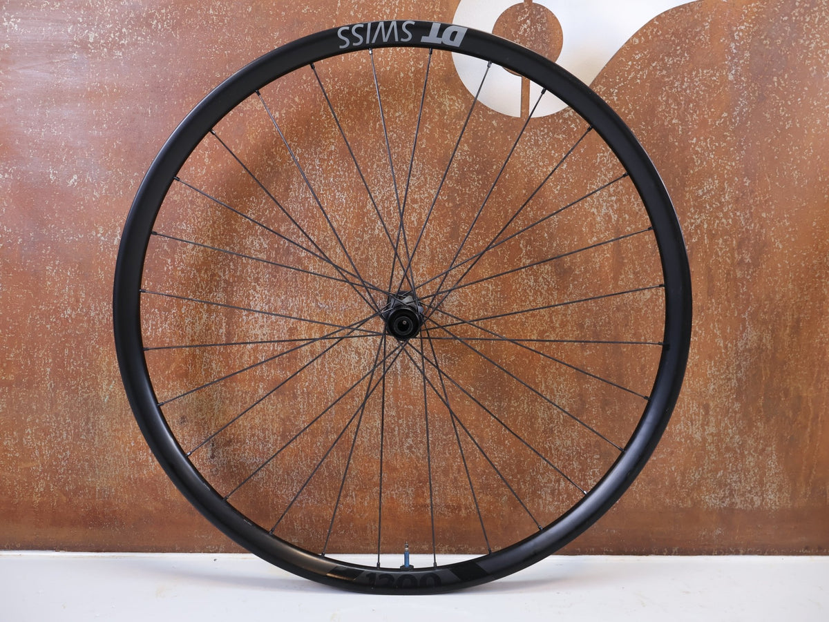 Laufrad/Laufradsatz von Dt Swiss, DT Swiss XRC 1200 Spline 29 Carbon Laufradsatz 25mm vor USEDBIKES-OB.DE Hintergrund