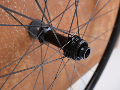 Laufrad/Laufradsatz von Dt Swiss, DT Swiss XRC 1200 Spline 29 Carbon Laufradsatz 25mm vor USEDBIKES-OB.DE Hintergrund