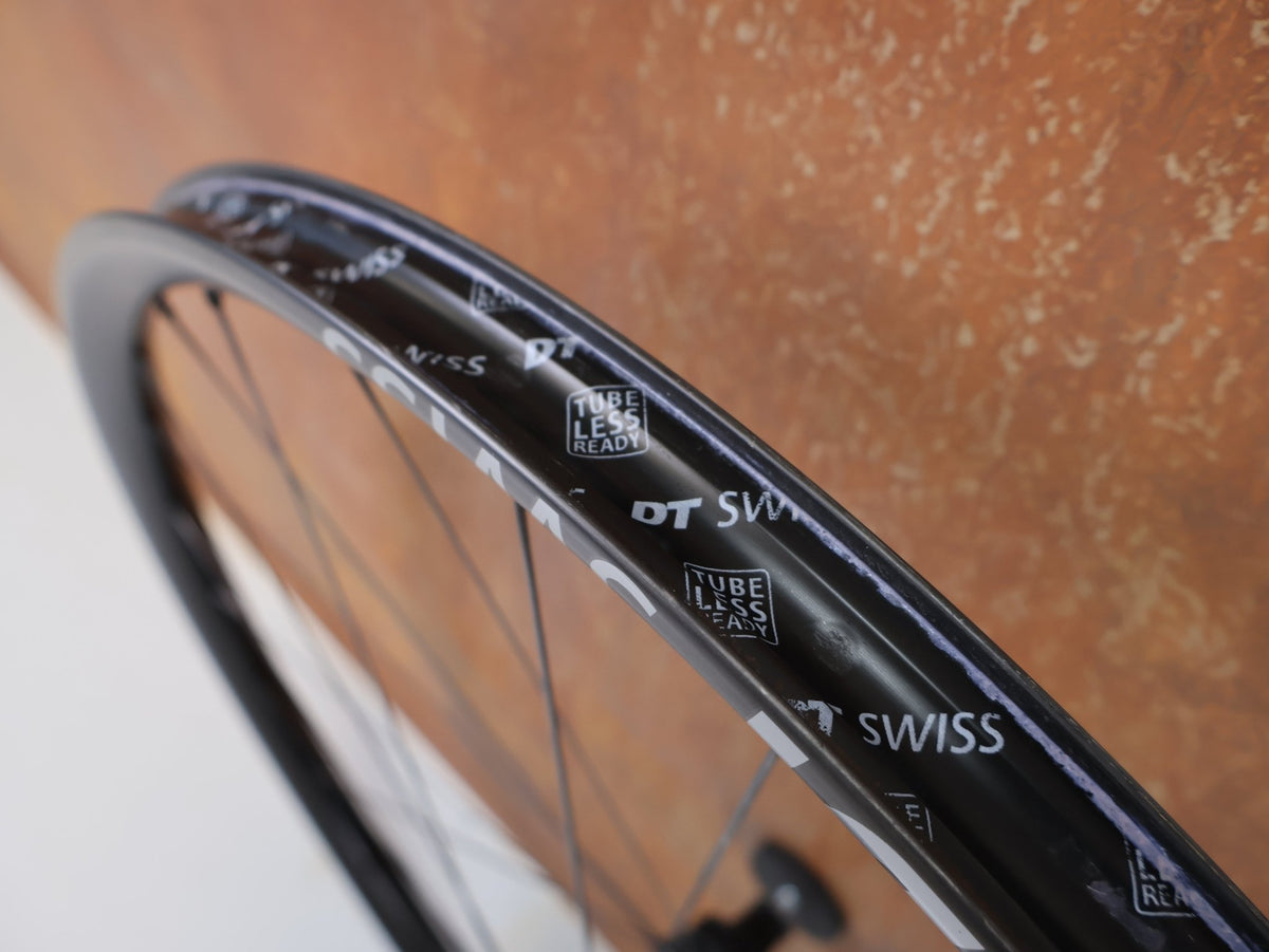 Laufrad/Laufradsatz von Dt Swiss, DT Swiss XRC 1200 Spline 29 Carbon Laufradsatz 25mm vor USEDBIKES-OB.DE Hintergrund