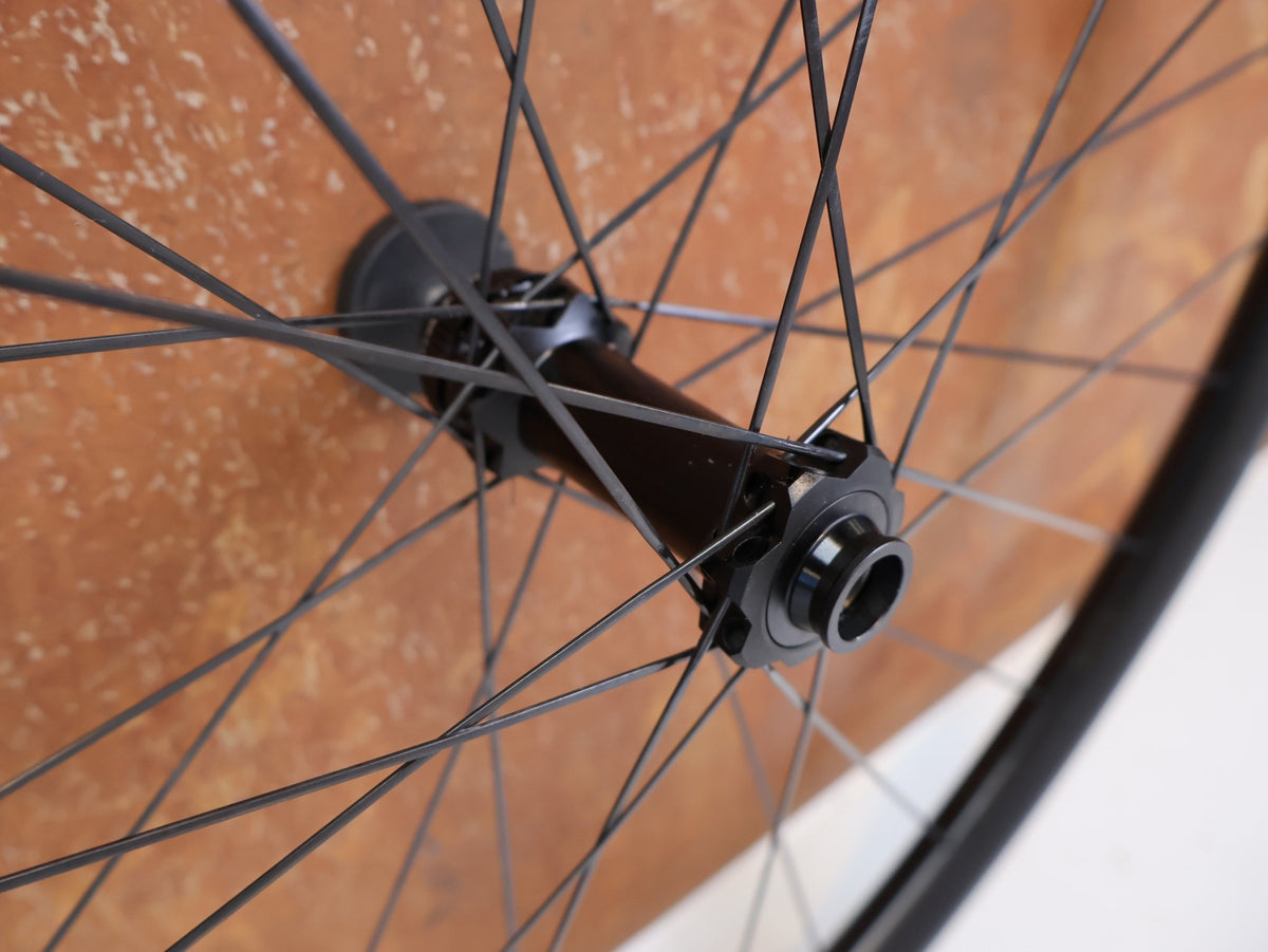 Laufrad/Laufradsatz von Dt Swiss, DT Swiss XRC 1200 Spline 29 Carbon Laufradsatz 25mm vor USEDBIKES-OB.DE Hintergrund