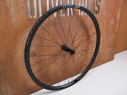 Laufrad/Laufradsatz von Dt Swiss, DT Swiss XRC 1200 Spline 29 Carbon Laufradsatz 25mm vor USEDBIKES-OB.DE Hintergrund