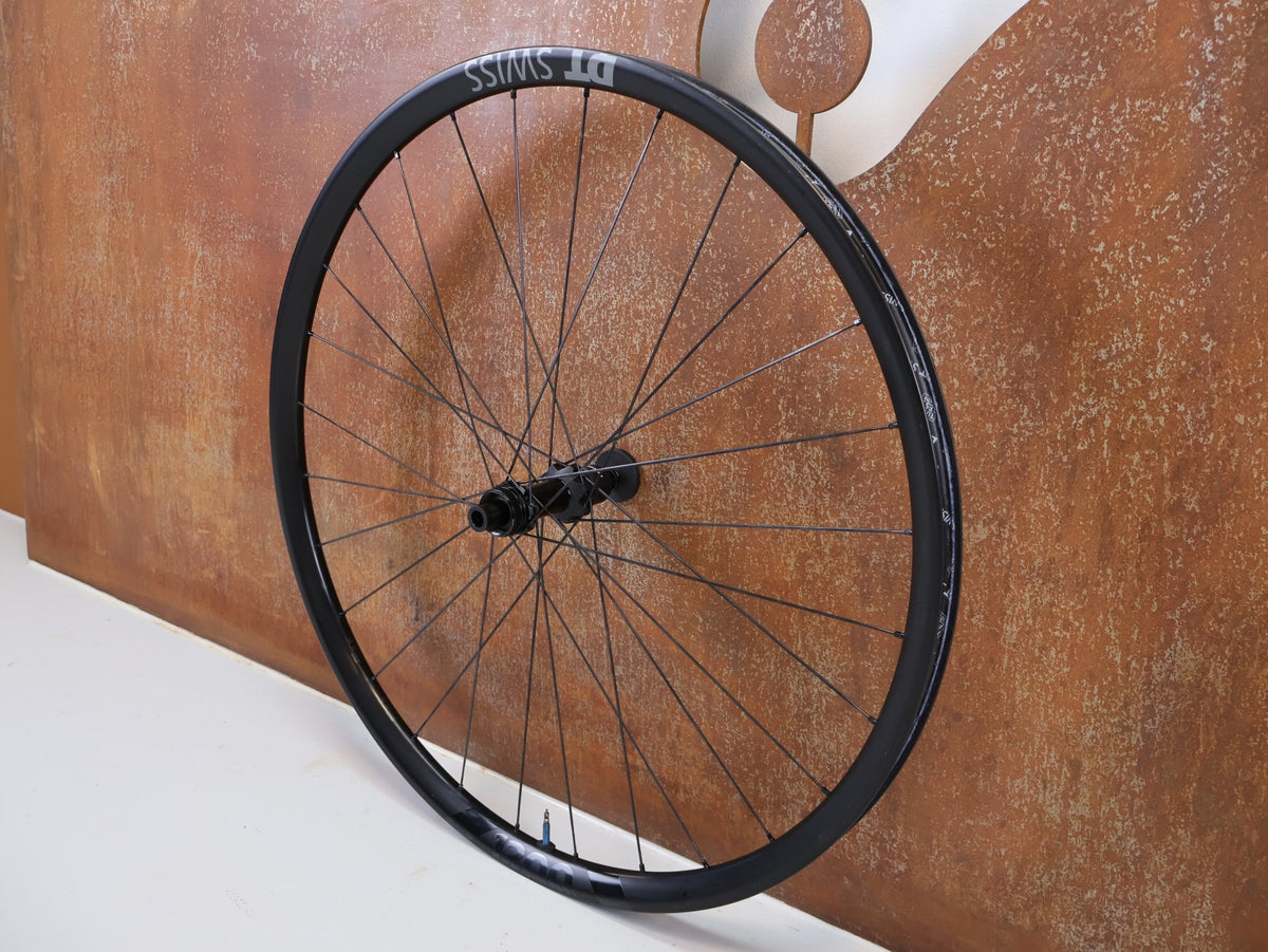 Laufrad/Laufradsatz von Dt Swiss, DT Swiss XRC 1200 Spline 29 Carbon Laufradsatz 25mm vor USEDBIKES-OB.DE Hintergrund