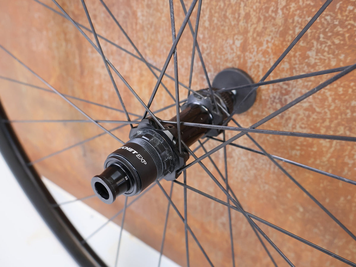 Laufrad/Laufradsatz von Dt Swiss, DT Swiss XRC 1200 Spline 29 Carbon Laufradsatz 25mm vor USEDBIKES-OB.DE Hintergrund