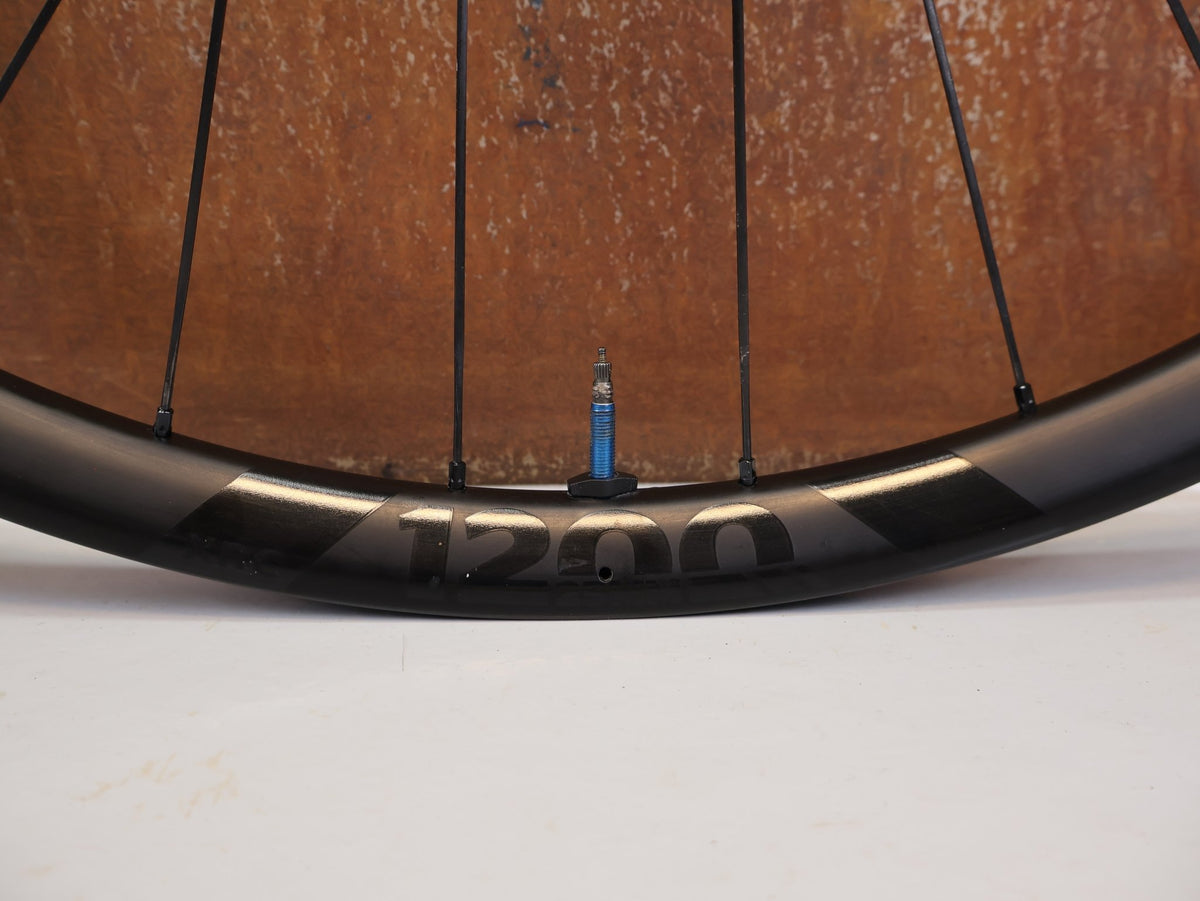 Laufrad/Laufradsatz von Dt Swiss, DT Swiss XRC 1200 Spline 29 Carbon Laufradsatz 25mm vor USEDBIKES-OB.DE Hintergrund