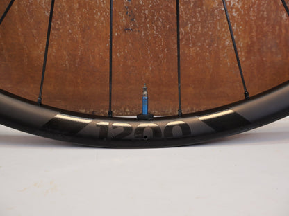 Laufrad/Laufradsatz von Dt Swiss, DT Swiss XRC 1200 Spline 29 Carbon Laufradsatz 25mm vor USEDBIKES-OB.DE Hintergrund