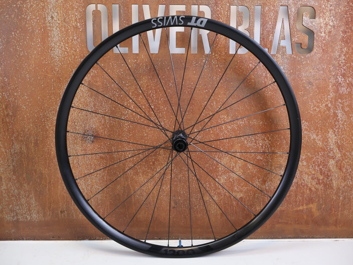 Laufrad/Laufradsatz von Dt Swiss, DT Swiss XRC 1200 Spline 29 Carbon Laufradsatz 25mm vor USEDBIKES-OB.DE Hintergrund
